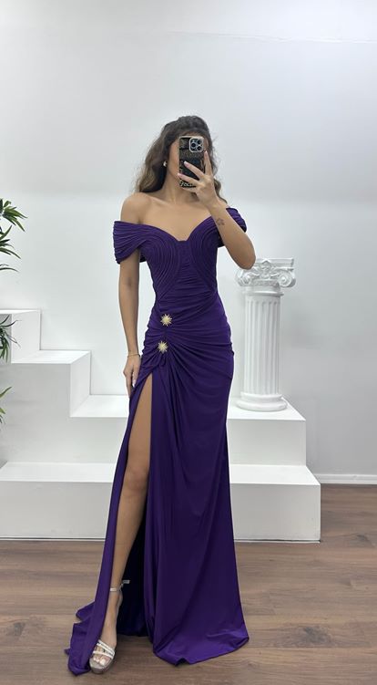 Lila Abendkleid mit U-Boot-Ausschnitt und Brosche-Detail