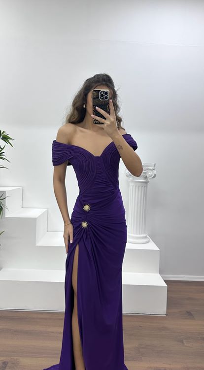 Lila Abendkleid mit U-Boot-Ausschnitt und Brosche-Detail