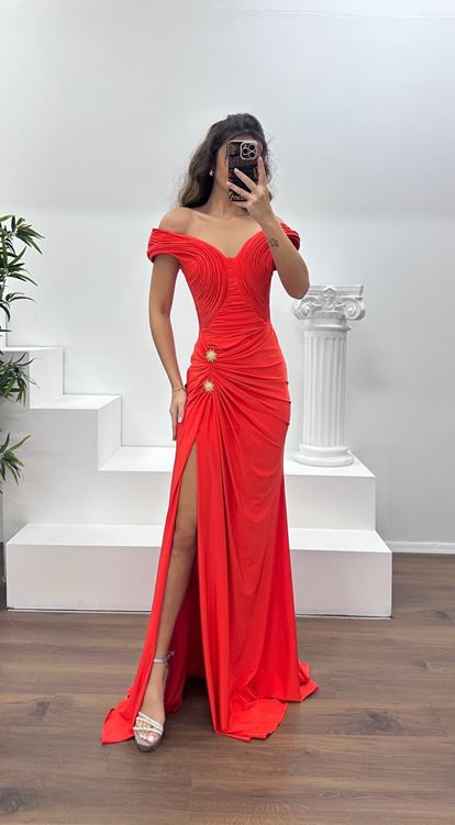 Turuncu Kayık Yaka Broş Detay Abiye Elbise