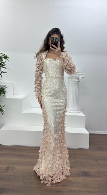 Abito da sera beige con dettagli floreali 3D