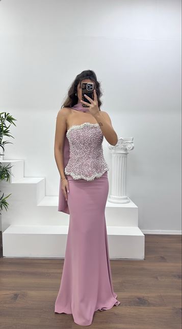 Altrosafarbenes, trägerloses Abendkleid mit Perlenstickerei