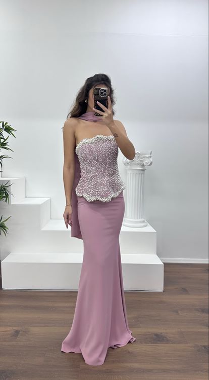 Altrosafarbenes, trägerloses Abendkleid mit Perlenstickerei