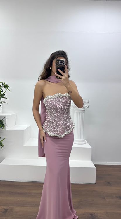 Altrosafarbenes, trägerloses Abendkleid mit Perlenstickerei