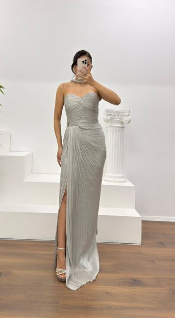 Graues trägerloses plissiertes Abendkleid