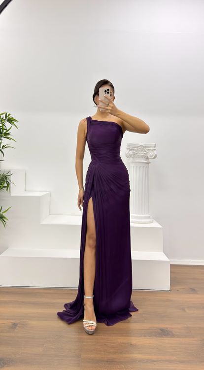 Lila Chiffon Abendkleid mit One Shoulder Ausschnitt und Drapierung