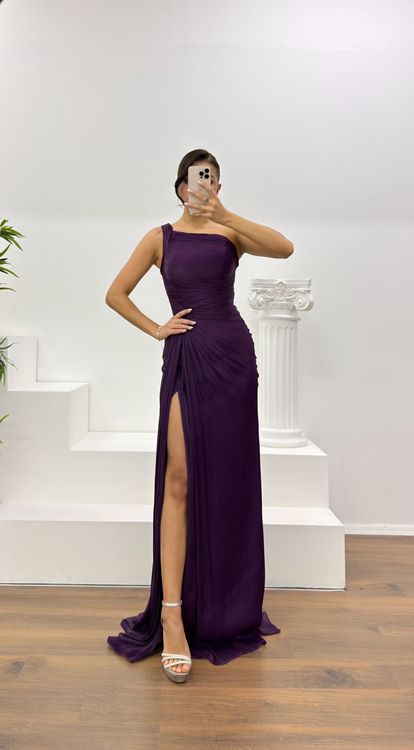 Lila Chiffon Abendkleid mit One Shoulder Ausschnitt und Drapierung