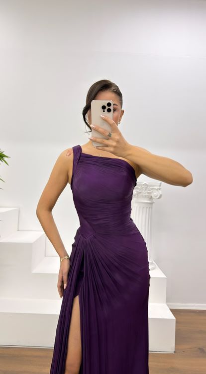 Lila Chiffon Abendkleid mit One Shoulder Ausschnitt und Drapierung
