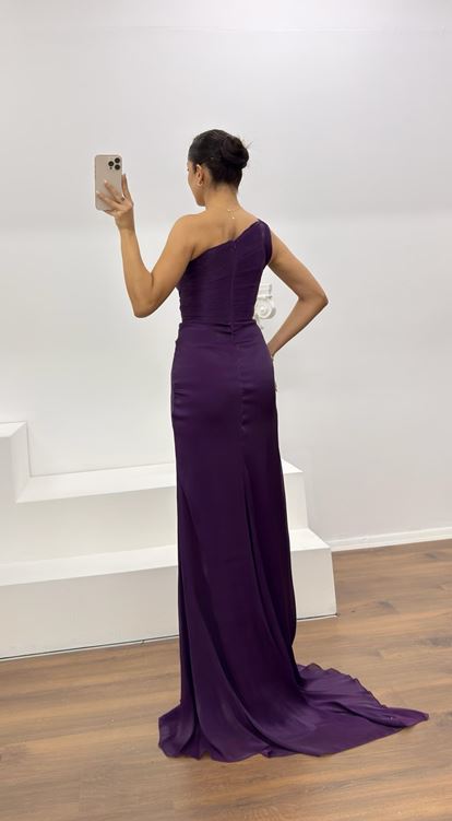 Lila Chiffon Abendkleid mit One Shoulder Ausschnitt und Drapierung
