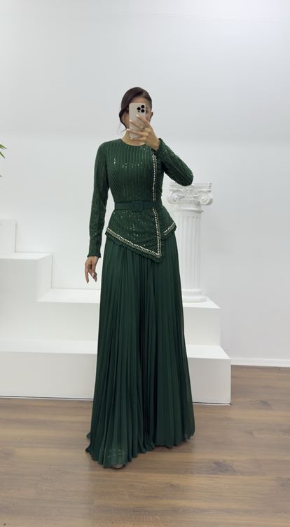 Yeşil Taş Detaylı Piliseli Abiye Elbise