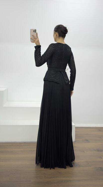 Siyah Taş Detaylı Piliseli Abiye Elbise