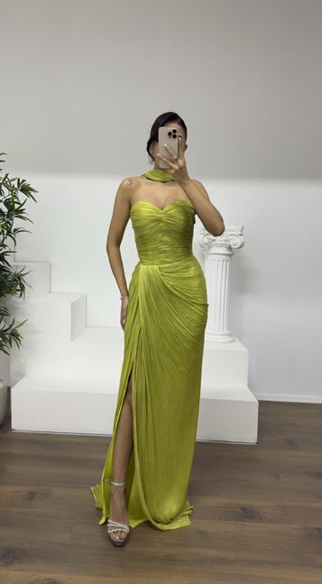 Olivgrünes, trägerloses, plissiertes Abendkleid