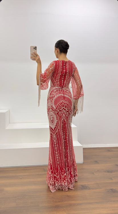 Kırmızı Kolları Saçaklı İşlemeli Abiye Elbise