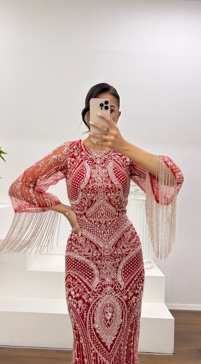 Kırmızı Kolları Saçaklı İşlemeli Abiye Elbise