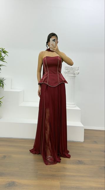 Burgunderfarbenes, trägerloses, plissiertes Abendkleid