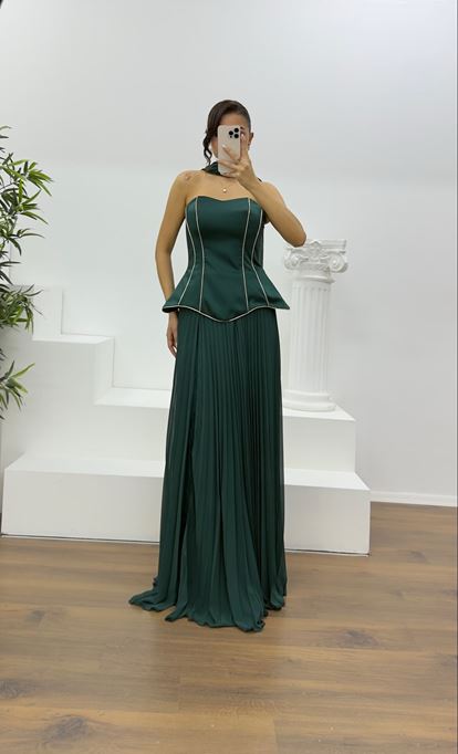 Smaragdgrünes, trägerloses, plissiertes Abendkleid