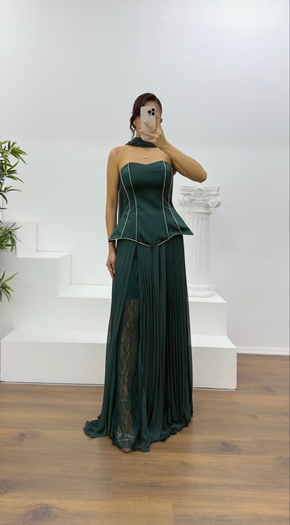 Smaragdgrünes, trägerloses, plissiertes Abendkleid