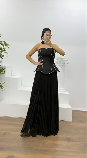 Schwarzes, trägerloses, plissiertes Abendkleid