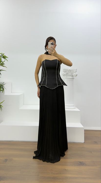 Schwarzes, trägerloses, plissiertes Abendkleid