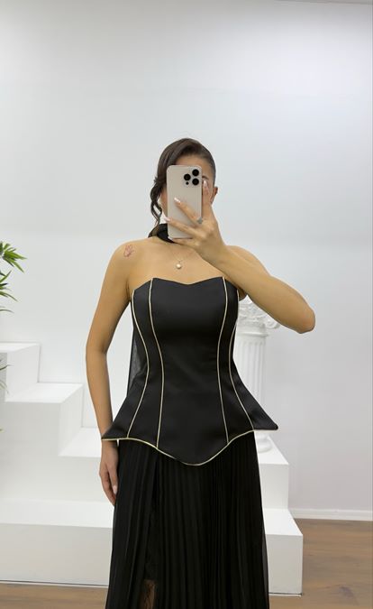 Schwarzes, trägerloses, plissiertes Abendkleid