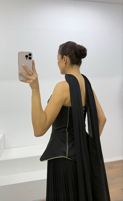 Schwarzes, trägerloses, plissiertes Abendkleid