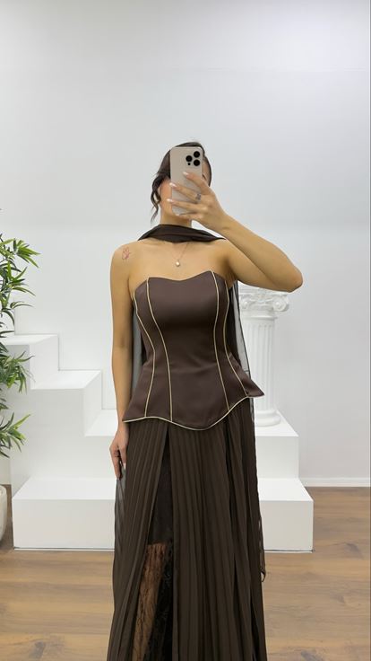 Kaffeebraunes, trägerloses, plissiertes Abendkleid