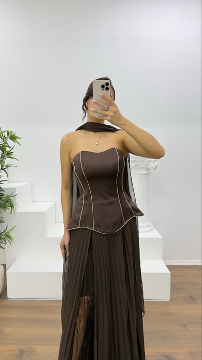 Kaffeebraunes, trägerloses, plissiertes Abendkleid