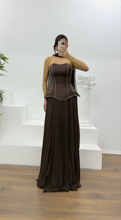 Kaffeebraunes, trägerloses, plissiertes Abendkleid