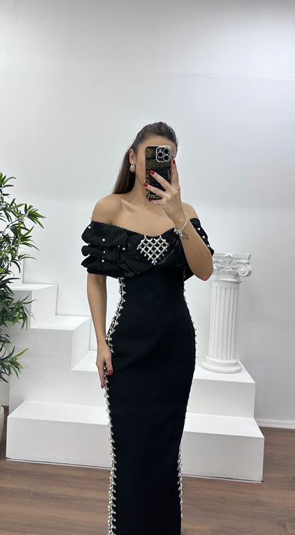 Siyah Kayık Yaka Taşlı Abiye Elbise