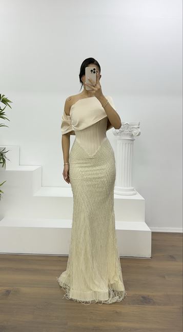 Beigefarbenes Abendkleid mit weitem, drapiertem Rock und zarten Perlen