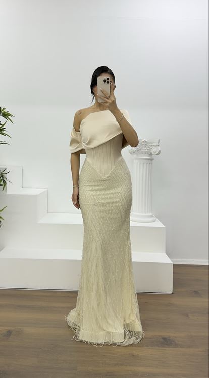 Beigefarbenes Abendkleid mit weitem, drapiertem Rock und zarten Perlen