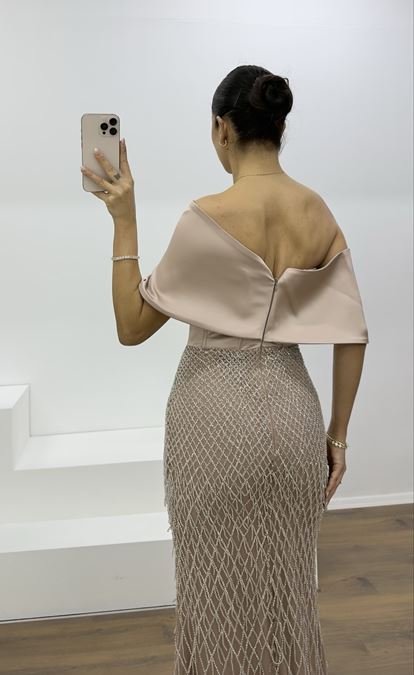 Cappuccinofarbenes, weit drapiertes Abendkleid mit zarter Perlenstickerei und feinem Rock