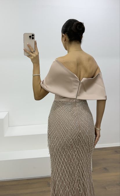 Cappuccinofarbenes, weit drapiertes Abendkleid mit zarter Perlenstickerei und feinem Rock