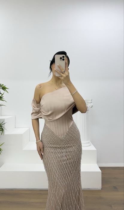 Cappuccinofarbenes, weit drapiertes Abendkleid mit zarter Perlenstickerei und feinem Rock