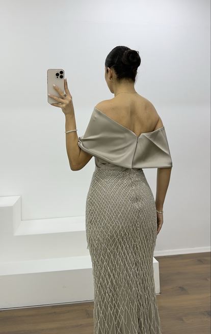 Abendkleid aus Nerz mit weitem, drapiertem Rock und feiner Perlenstickerei