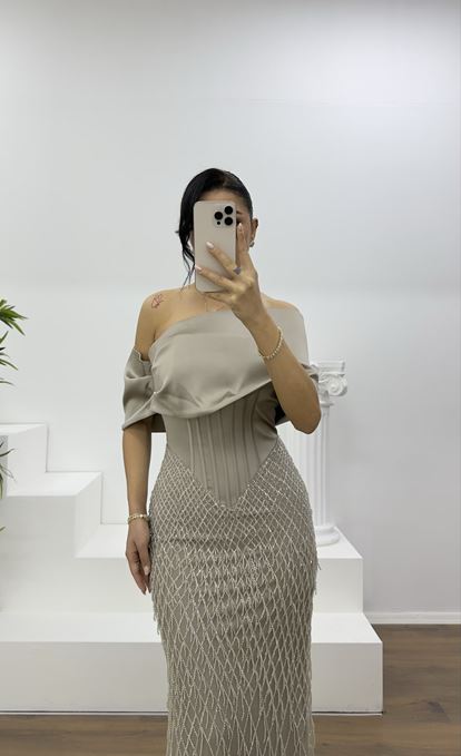 Abendkleid aus Nerz mit weitem, drapiertem Rock und feiner Perlenstickerei