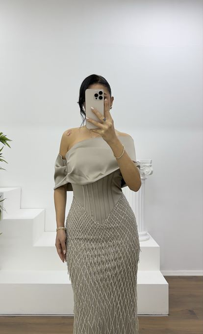 Abendkleid aus Nerz mit weitem, drapiertem Rock und feiner Perlenstickerei