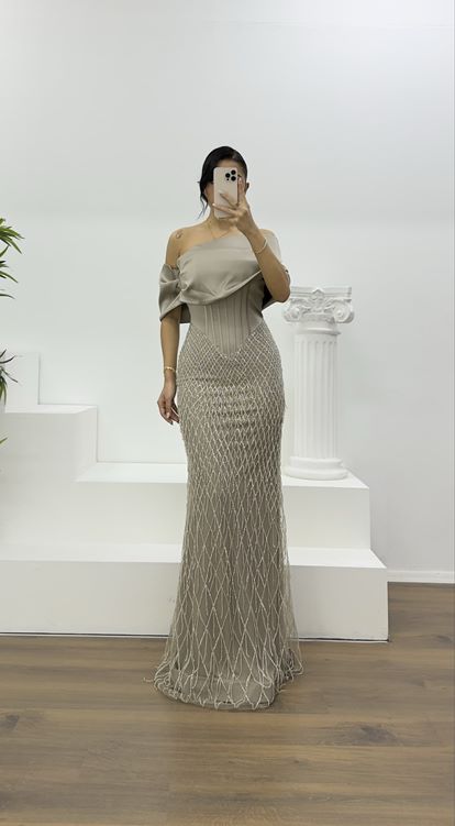 Abendkleid aus Nerz mit weitem, drapiertem Rock und feiner Perlenstickerei