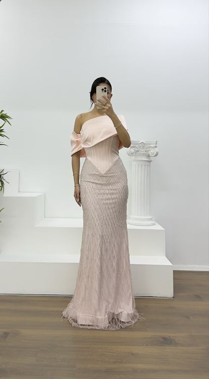 Puderrosa Abendkleid mit weitem, drapiertem Rock und feiner Perlenstickerei