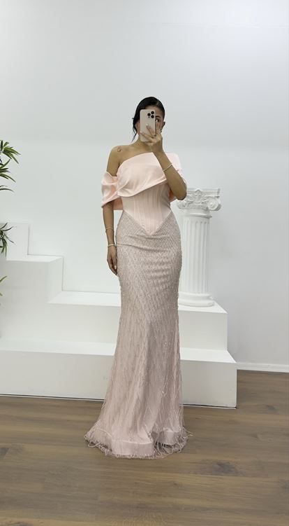 Puderrosa Abendkleid mit weitem, drapiertem Rock und feiner Perlenstickerei