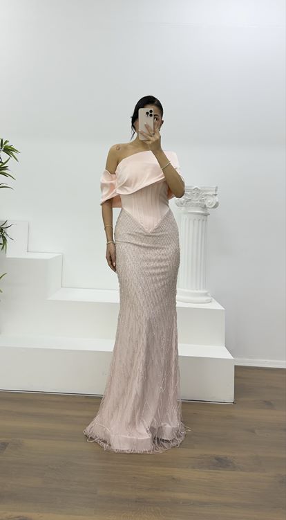 Puderrosa Abendkleid mit weitem, drapiertem Rock und feiner Perlenstickerei