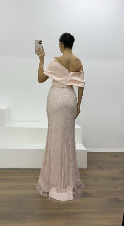 Puderrosa Abendkleid mit weitem, drapiertem Rock und feiner Perlenstickerei