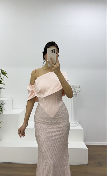 Puderrosa Abendkleid mit weitem, drapiertem Rock und feiner Perlenstickerei