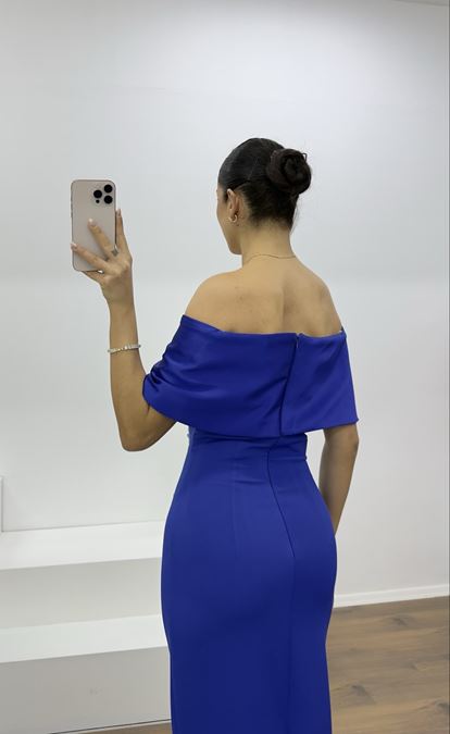 Sax langes Abendkleid mit U-Boot-Ausschnitt und Verzierungen