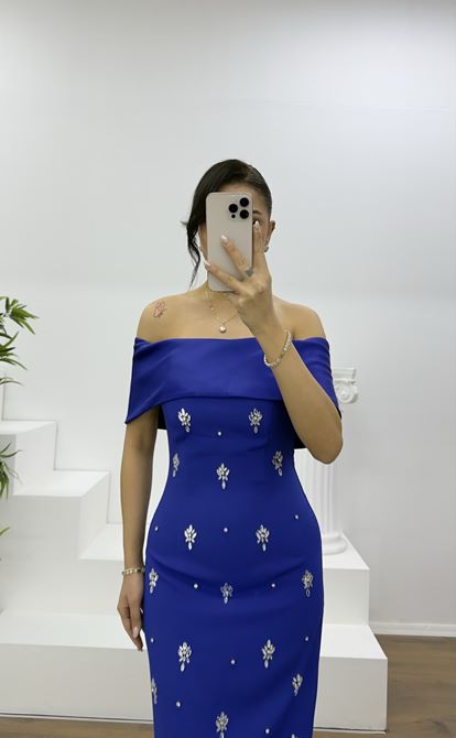 Sax langes Abendkleid mit U-Boot-Ausschnitt und Verzierungen