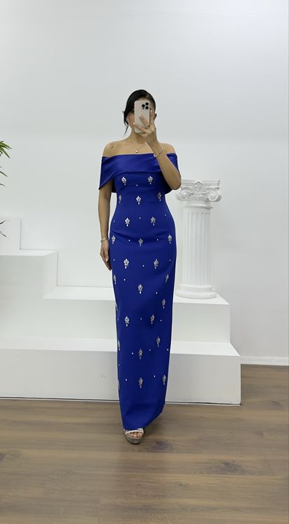 Sax langes Abendkleid mit U-Boot-Ausschnitt und Verzierungen