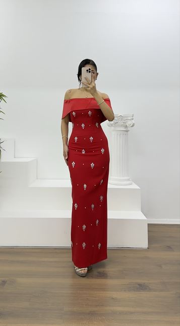 Rotes, langes Abendkleid mit U-Boot-Ausschnitt und Verzierungen