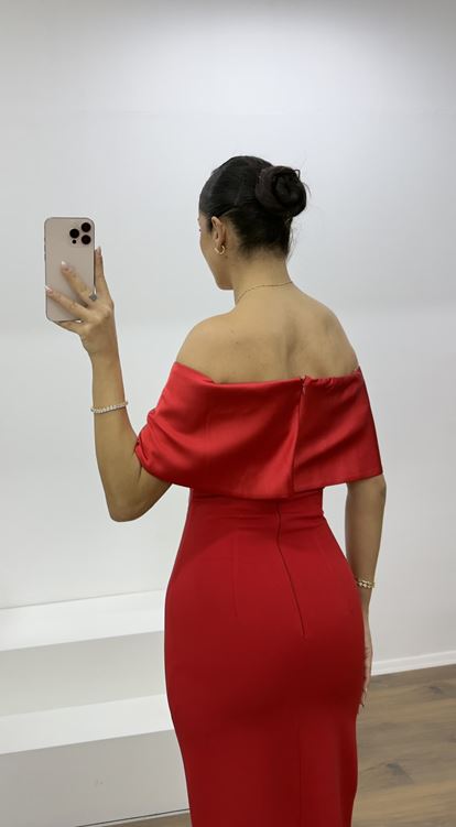 Rotes, langes Abendkleid mit U-Boot-Ausschnitt und Verzierungen