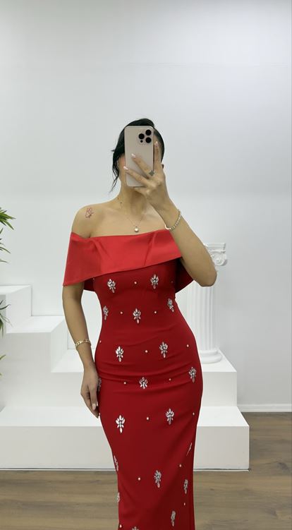 Rotes, langes Abendkleid mit U-Boot-Ausschnitt und Verzierungen