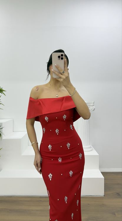 Rotes, langes Abendkleid mit U-Boot-Ausschnitt und Verzierungen