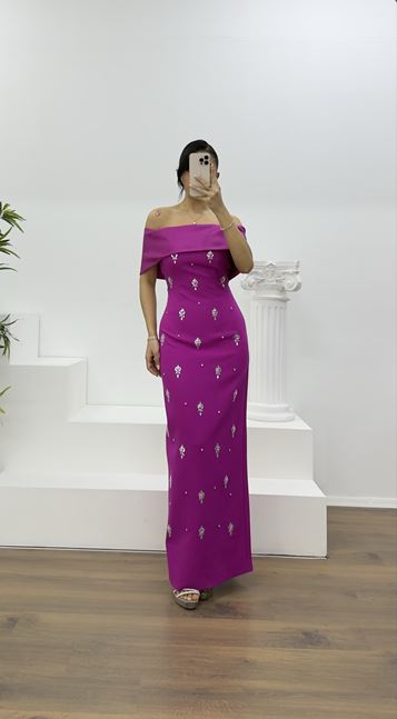 Fuchsiafarbenes, langes Abendkleid mit U-Boot-Ausschnitt und Verzierungen